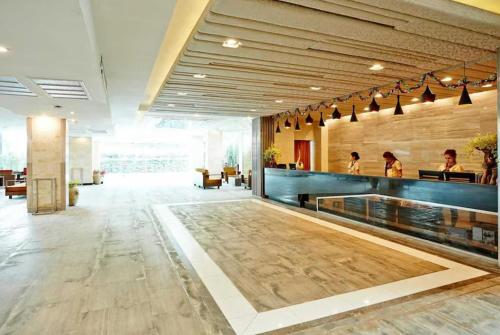 a lobby of a restaurant with people sitting at a counter at Ease Jomtien by Clubhouse in Jomtien Beach