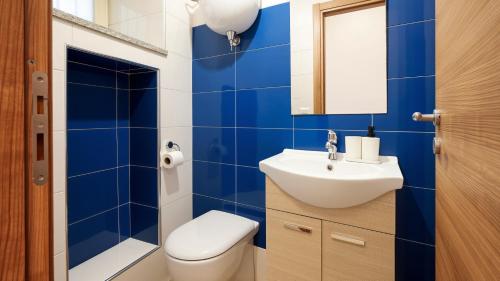 a bathroom with a toilet and a sink at Rifugio Del Generale - comfort & relax in Pizzo