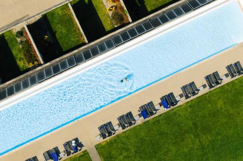 an overhead view of a swimming pool with a group of chairs at Douro Royal Valley Hotel & Spa in Riba Douro