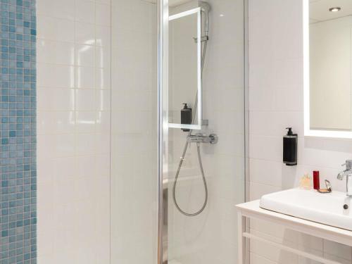 a bathroom with a shower and a sink at ibis Styles Paris Porte d'Orléans in Montrouge