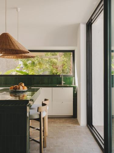 Casa Doora - Architectural Mid-Century Villa with Pool, Walk to Beach