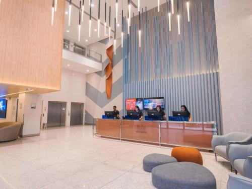 a lobby with people sitting at a reception desk at ibis Curitiba Shopping in Curitiba