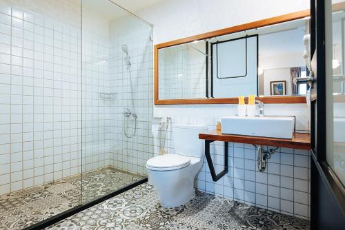 a bathroom with a toilet and a sink at Chillax Inn B&B 恆春鬆塊民宿 in Hengchun