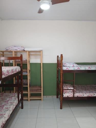 a room with three bunk beds in a room at Casa ampla vila nova de colares in Serra
