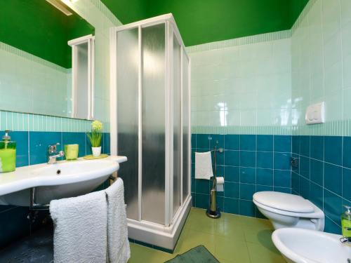 uma casa de banho com um chuveiro, um lavatório e um WC. em Alta Marea Sorrento em Massa Lubrense