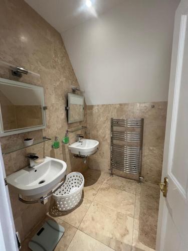 a bathroom with a sink and a mirror at West End Beds in Dundee