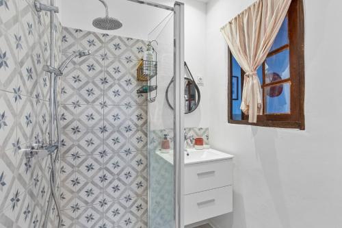 a bathroom with a shower and a sink at Appartement Provençal in Cotignac