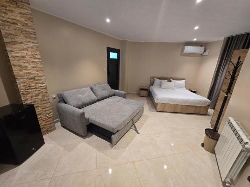 a living room with a couch and a bed at Hotel Al Abraj in Oran