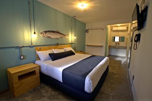 ein Schlafzimmer mit einem großen Bett in einem Zimmer in der Unterkunft Mas Basico Hotel in Veracruz