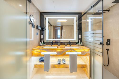 a bathroom with two sinks and a large mirror at Santemar in Santander
