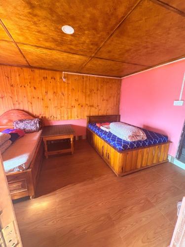an overhead view of a room with two beds at Pemazang Homestay in Sombāri