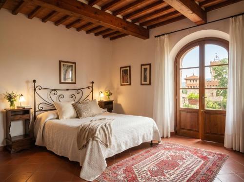 a bedroom with a bed and a large window at Tenuta Lupinari in Bucine
