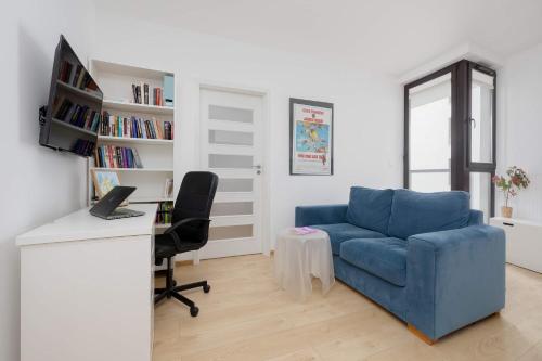 Black and Blue Apartment in Warsaw with Desk and Parking by Noclegi Renters