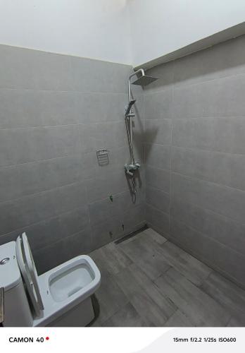 a bathroom with a toilet and a shower at Résidence saint Daniel in Cotonou