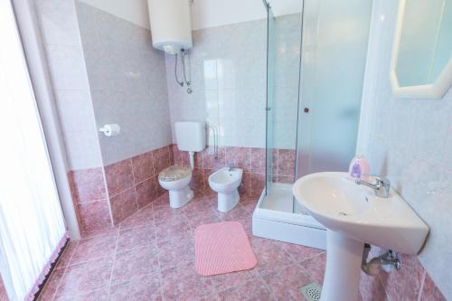 Ένα μπάνιο στο Apartments Bavaria