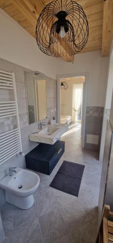 a large bathroom with two sinks and a large mirror at Casa Petelia in Serra San Bruno
