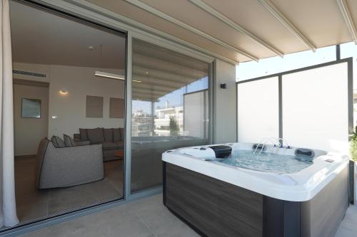 The Riviera Loft #Athens#Jacuzzi#Seaviews#Rooftop#Unoblu