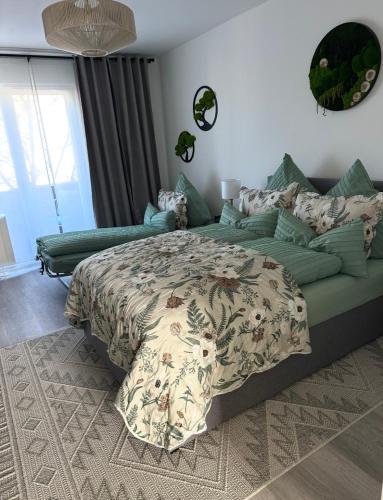 ein Schlafzimmer mit einem Bett und einer Couch in der Unterkunft Türglück in Marl