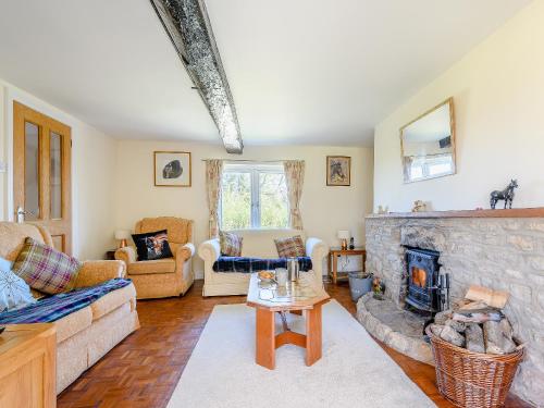 a living room with a couch and a fireplace at Rathlin Cottage in Cambridge