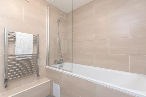 Ένα μπάνιο στο Royal Apartments - Heathrow