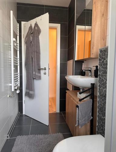 ein Badezimmer mit weißer Tür und Waschbecken in der Unterkunft Türglück in Marl