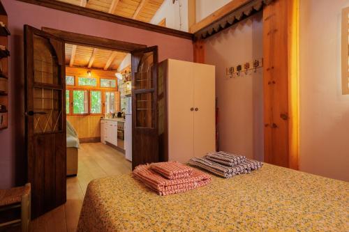 a room with a table with two towels on it at El Grifo Casa De Campo Con Piscina in Carmona