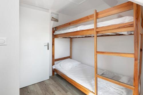 a room with two bunk beds in a room at Maisonnette de la mer Batz sur mer in Batz-sur-Mer