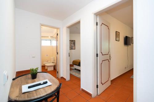 a room with a table and a room with a bathroom at Quinta da Torre in Torre
