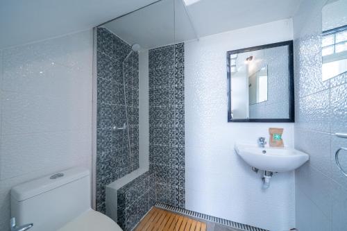 a bathroom with a toilet and a sink and a shower at Casa do Vento in Aljezur
