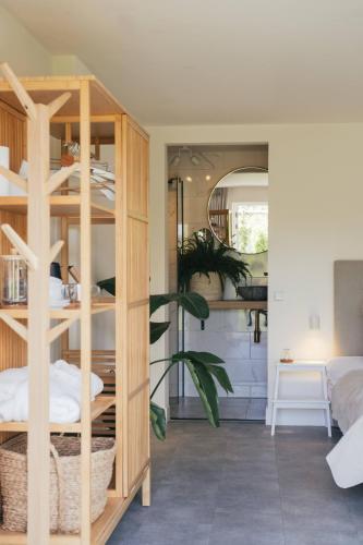 a room with a bunk bed and a room with at Op Oost Boutique hotel & Restaurant het Kook Atelier in Oosterend