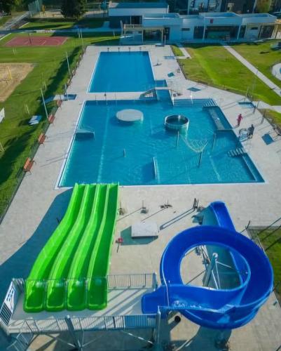 an overhead view of a large swimming pool at Tu W Dolinie in Ropica Górna