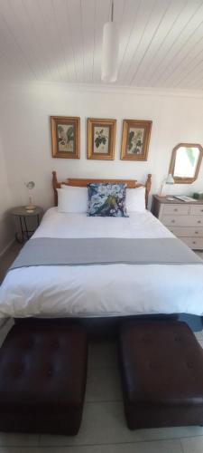 a bedroom with a large bed in a room at 2 on Fifth Avenue in Botrivier