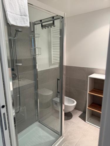 un bagno con doccia in vetro e WC di Residence Ormeggio a Grado
