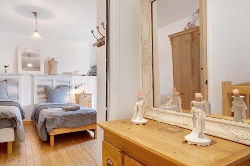 a bedroom with a bed and a mirror at Ti Illiz in Le Conquet