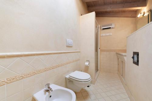 a bathroom with a toilet and a sink at Casa Dolca Casa La Torre in Pozzolengo