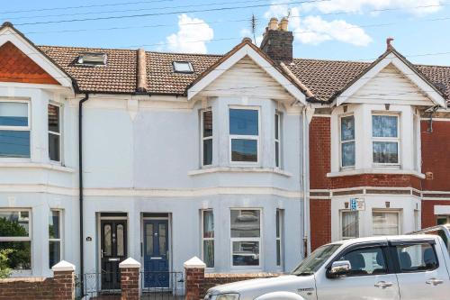 a white house with red brick at Large 6-Bed House - 5 Bathrooms w Free Parking by StaySejour in Sompting