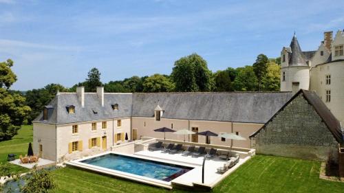 an estate with a swimming pool and a castle at Gîte du Château des Brétignolles - Patrimoine, Piscine & Nature - Près de Chinon in Anché