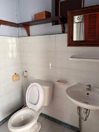a bathroom with a toilet and a sink at 喜悦民宿 Joy in Luang Prabang