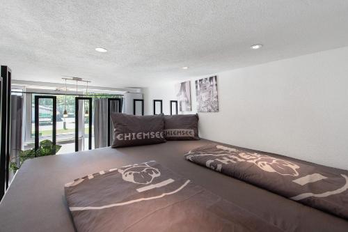 ein Schlafzimmer mit einem Bett, das mit einem Pferd bedruckt ist in der Unterkunft myraybay. in Stockach