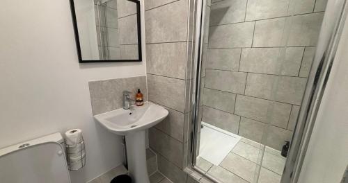 a bathroom with a sink and a shower at Contractor Workforce Accommodation - 5 Bedrooms Perfect For Work Crews & Groups, WiFi Smart TV's In All Rooms - Parking Sleeps 5-8 Guests in Kettering
