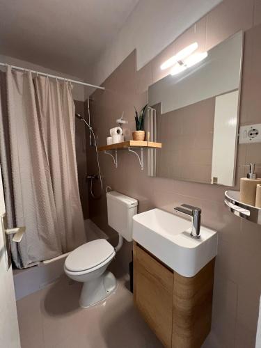 a bathroom with a white toilet and a sink at Grgo Apartments in Drage