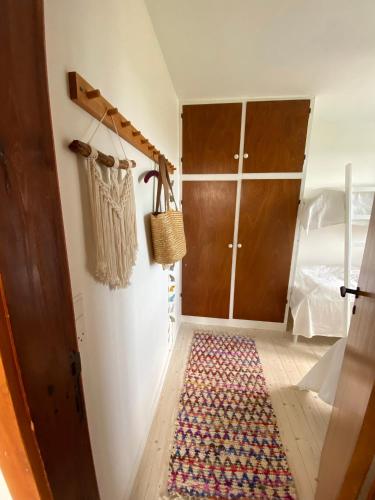 Ein Zimmer mit einem Kleiderschrank und einem Teppich auf dem Boden in der Unterkunft Gemütliches Ferienhaus Im Sommerdorf Kerteminde in Kerteminde