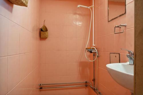 ein Badezimmer mit Dusche und Waschbecken in der Unterkunft Unique Private Idyll in Vesterborg