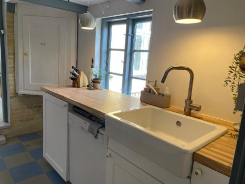 a kitchen with a white sink and a counter at Tordenskjoldet in Marstal