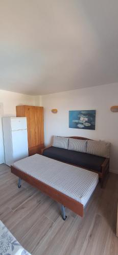 a room with a bed and a couch in it at Apartamento Estartit Argonavis in L'Estartit