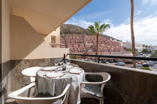 Central 1 Bedroom Apartment Communal Heated Pool