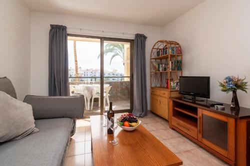 Central 1 Bedroom Apartment Communal Heated Pool