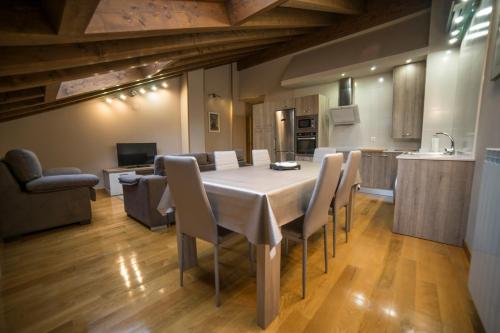 a kitchen and dining room with a table and chairs at Apartamento Gure Ganbara in Estella