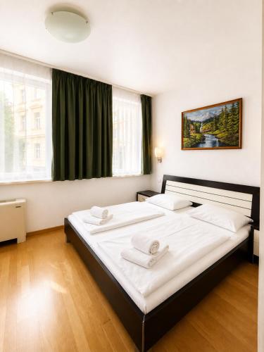 a bedroom with two beds with white sheets at Hotel Kaffeemühle in Vienna
