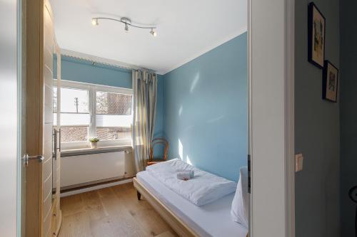 a small room with a bed and a window at Fewo-Taunus-Panoramablick in Königstein im Taunus